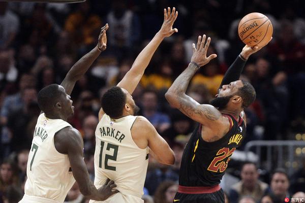  詹姆斯再创纪录，生涯总分破四万  