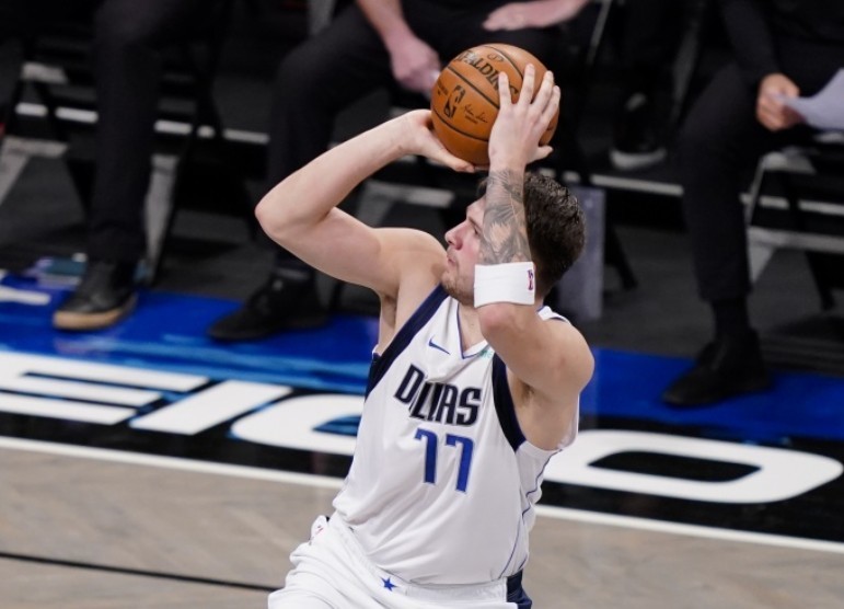  东契奇生涯首砍60分，独行侠胜马刺  