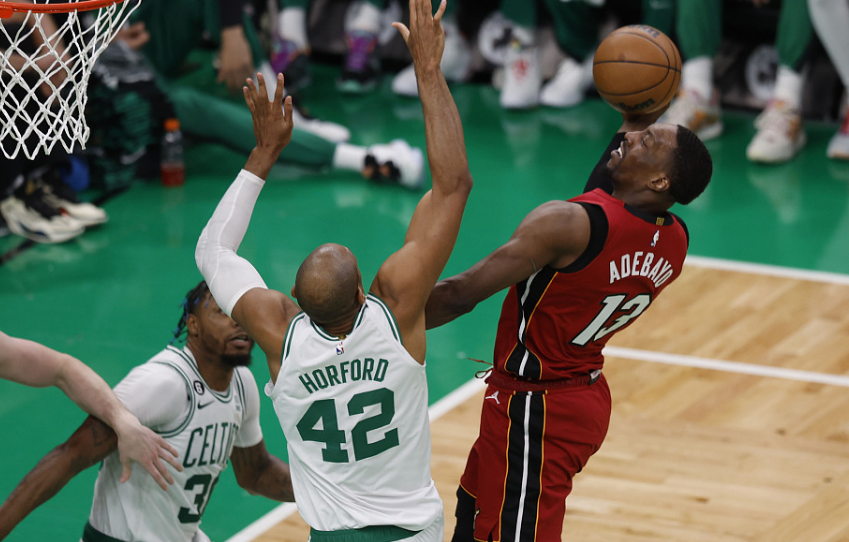  巴特勒强硬突破连得关键分热火力克猛龙